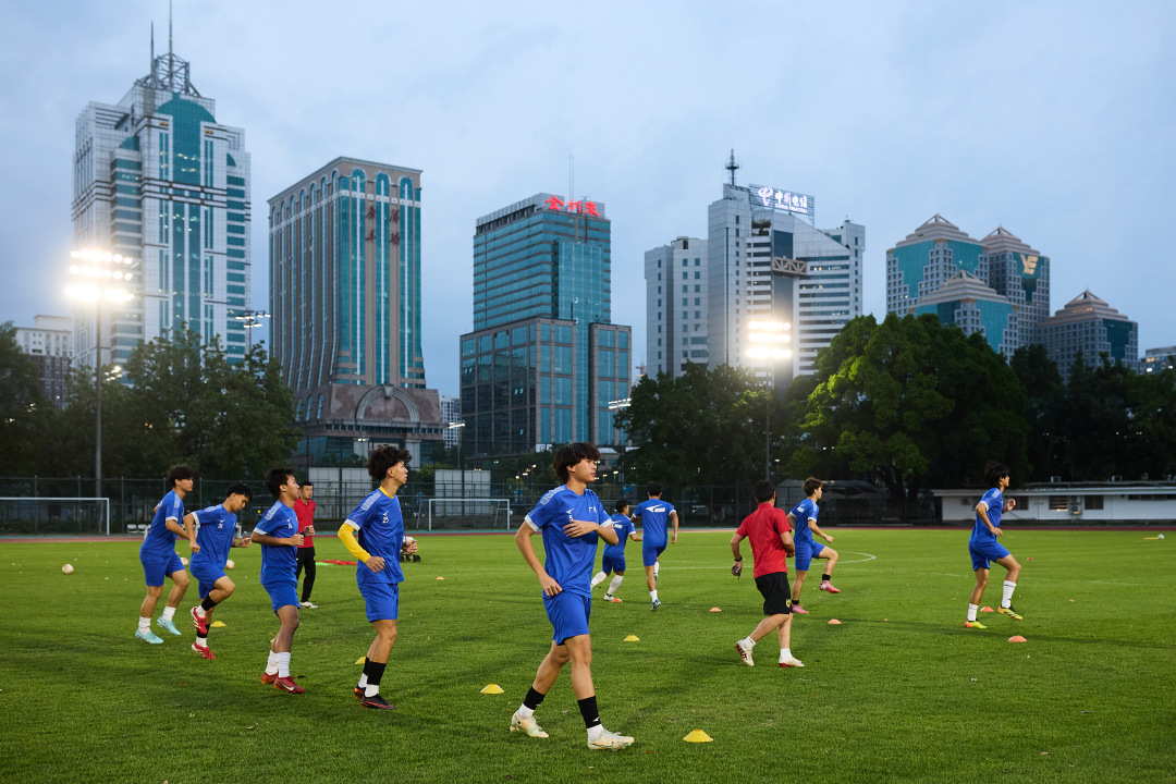 为全力备战2026年广东省城市足球超级联赛(粤超),4月1日晚,广州代表队在天河体育中心副场与广州体育学院进行了一场教学赛。本次比赛是球队自集训以来的首次实战演练,标志着这支全新组建的广州代表队正式步入系统备战阶段。