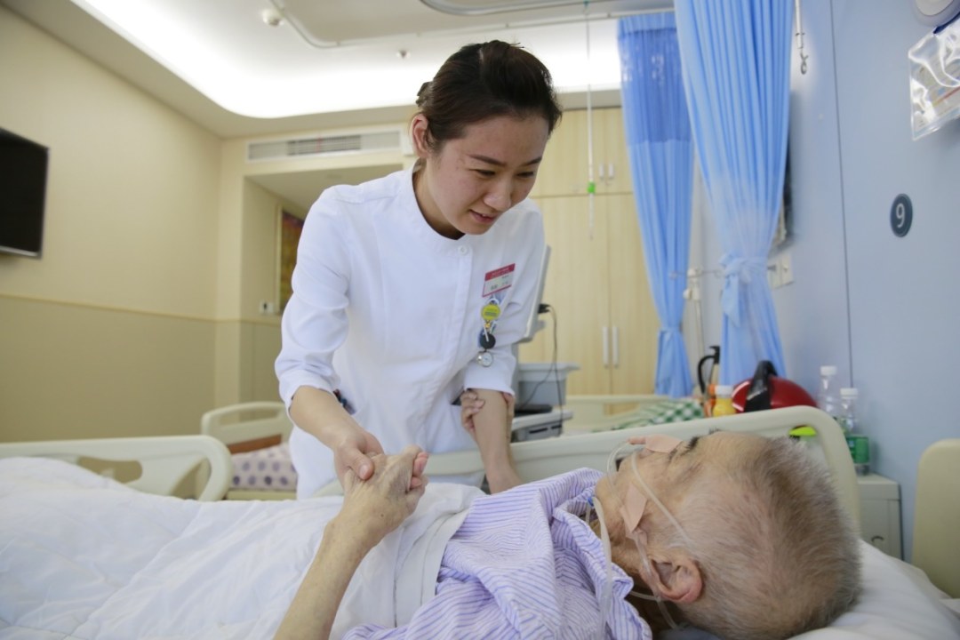 北京大学首钢医院安宁疗护中心护士在开展安宁疗护服务1