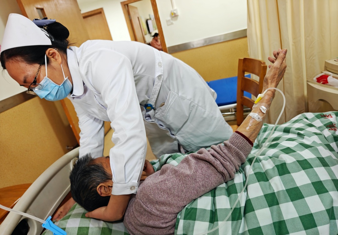 广州市南沙区东涌镇东涌社区卫生服务中心的护士在开展安宁疗护服务2