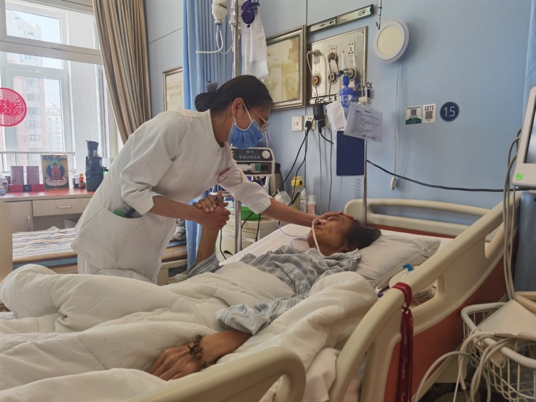 北京大学首钢医院安宁疗护中心护士在开展安宁疗护服务2