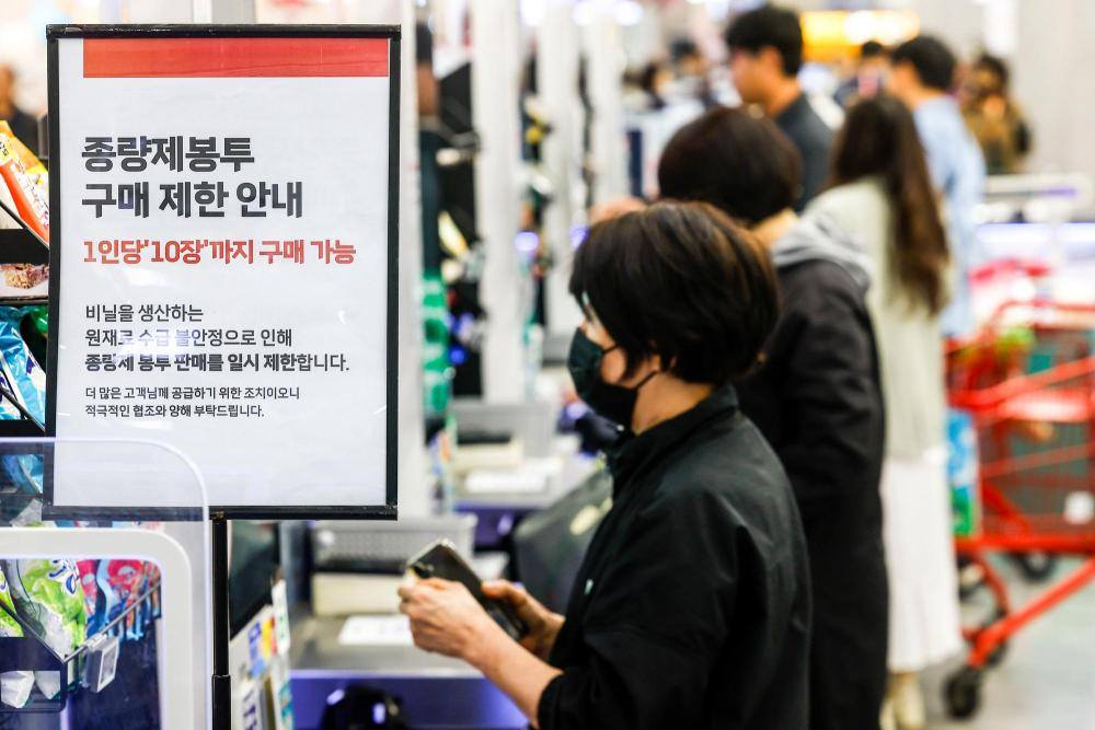 韩国首都首尔一家超市内拍摄的限购重量制收费垃圾袋的公告