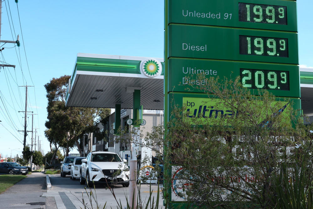 在澳大利亚墨尔本的一个加油站,汽车排队加油