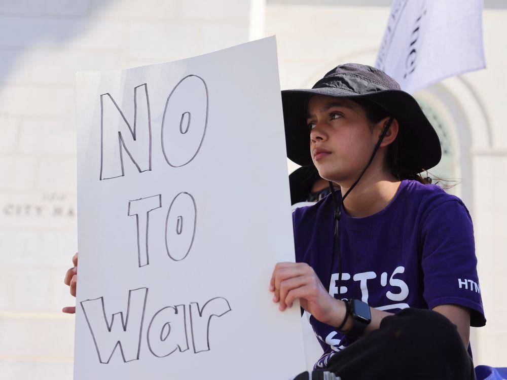 美国加利福尼亚州洛杉矶市政厅前,一名儿童参加集会,抗议美国和以色列对伊朗发动军事打击。新华社