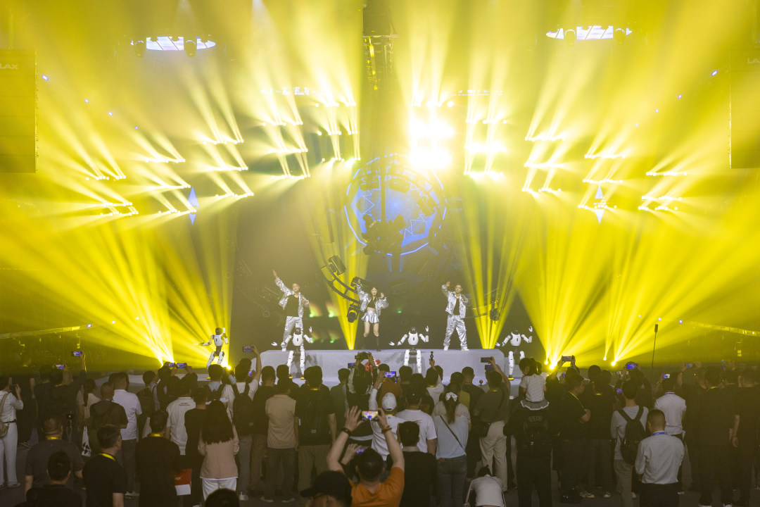 今年的《极SHOW》以“芯”为主题,通过人工智能深度赋能,构建超2000平方米、集前瞻创意设计、顶尖演艺设备展示、先锋艺术演出与行业交流于一体的沉浸式美学空间。