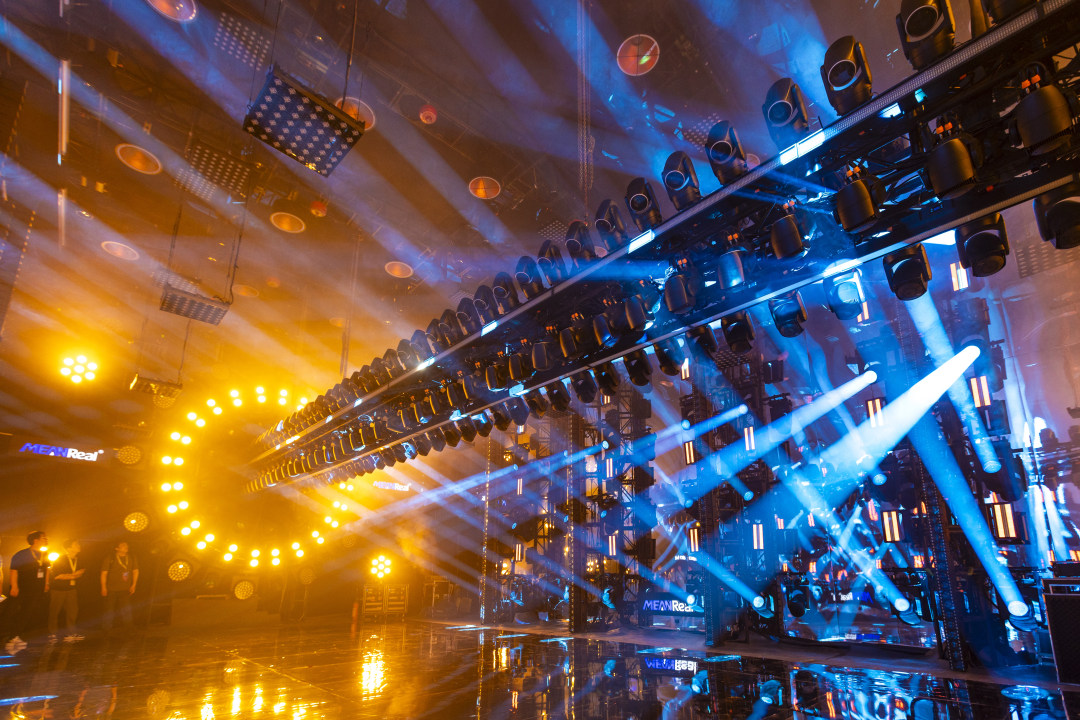 企业展区的灯光秀表演视觉效果也相当惊艳。