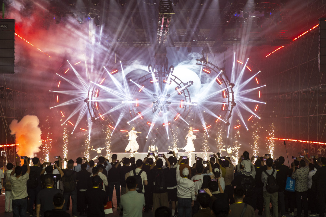 今年的《极SHOW》以“芯”为主题,通过人工智能深度赋能,构建超2000平方米、集前瞻创意设计、顶尖演艺设备展示、先锋艺术演出与行业交流于一体的沉浸式美学空间。