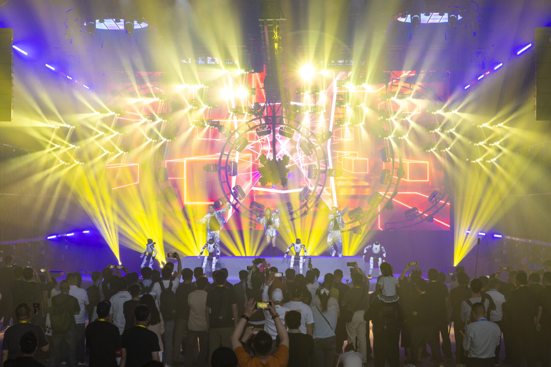 今年的《极SHOW》以“芯”为主题,通过人工智能深度赋能,构建超2000平方米、集前瞻创意设计、顶尖演艺设备展示、先锋艺术演出与行业交流于一体的沉浸式美学空间。