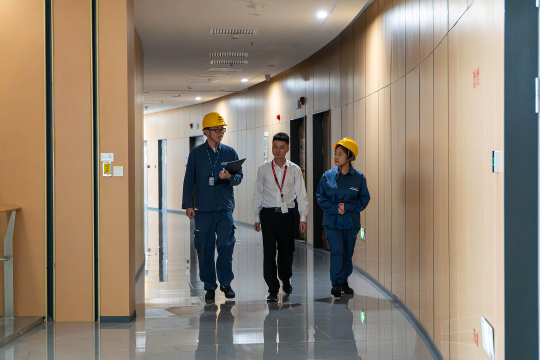 广州供电局工作人员走访重要用户,了解企业用电需求。