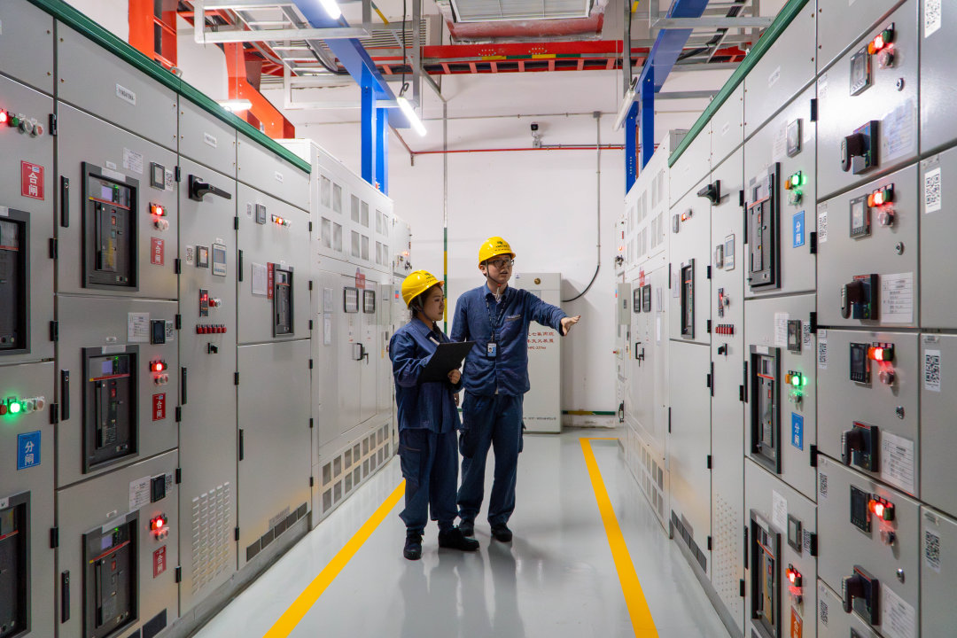 广州供电局工作人员开展设备检查,保障稳定可靠供电。