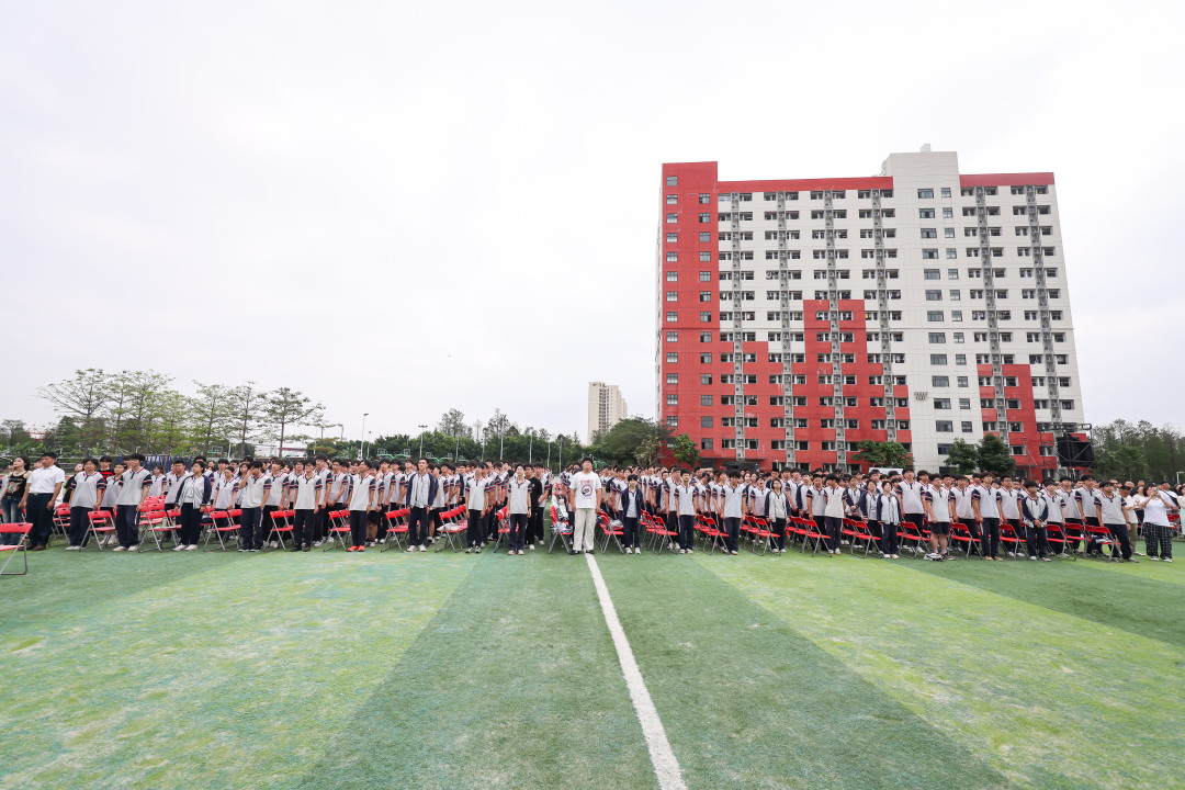 全体师生、嘉宾进行升旗仪式。