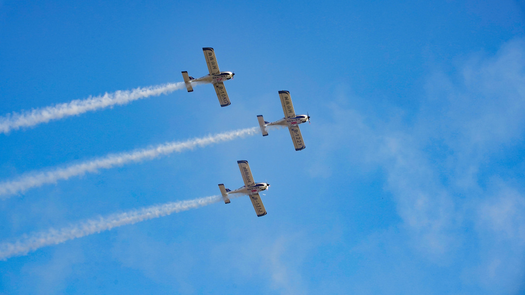 山河飞行表演队驾驶着“阿若拉 ”飞机亮相2025湖南(国际)通用航空及低空经济产业博览会。