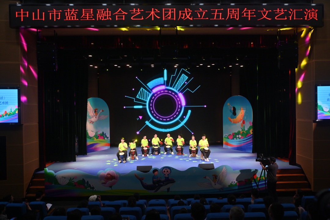 演出现场,孤独症青少年带来非洲鼓节目《听妈妈的话》