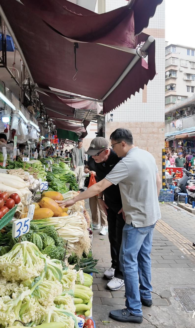 颜生带外国游客去逛市场