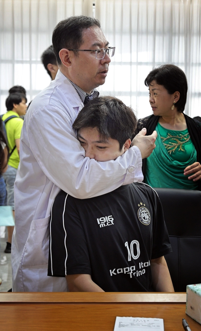 2026年4月13日,广东工业大学与广东省中医院签订战略合作框架协议,正式建立深度战略伙伴关系,共同开启医工交叉融合、协同创新新篇章,为中医药现代化、智能化发展注入强劲科技动力,护航“健康中国”。
广州中医药大学副校长、广东省中医院(以下简称“省中医”)院长张忠德,医院党委书记史俏蓉,党委委员、副院长杨志敏、陈大伟、陈前君、傅昊阳、陈博来;广工党委书记白建刚,党委副书记朱蔚蔚、陈卓武,党委常委、副校长杜承铭,副校长余林,党委常委、副校长鲁仁全,党委常委、纪委书记、省纪委监委驻广东工业大学纪检监察组组长庞建国,党委常委、宣传部部长张育广,党委常委、组织部、统战部部长唐建伟出席签约仪式。
在张忠德、史俏蓉、白建刚的共同见证下,省中医副院长傅昊阳、余林分别代表双方单位签署战略合作协议。
双方将以“党建引领、健康服务、医工融合”为核心,深化党建与业务深度融合以打造院校党建共建标杆;打造高层次人才“体检-诊疗-康复”全链条工科技术赋能健康保障;在中医药智能辅助诊疗装备等领域共建平台、共组团队,协同攻关关键核心技术并推动成果转化;搭建医工融合交叉体系培养复合型人才;推动中医药文化与养生智慧进校园,联合举办学术活动汇聚专家资源,提升双方在医工交叉、中医药领域的行业影响力。
签约同期,省中医在广工大学城校区开展高规格、全覆盖大型公益义诊与健康讲座,把优质中医资源直接送到师生身边。
广东省名中医杨志敏带来《中医教您破解湿 “困” 局》专题讲座,用通俗易懂的语言讲解岭南湿气成因与科学祛湿方法,现场互动热烈、师生踊跃提问。
义诊咨询区汇集11 个专科、12 名骨干专家,覆盖脊柱、皮肤、妇科、呼吸、内分泌、神经、消化等领域,为师生提供一对一问诊、病因分析与个性化调理方案。
中医适宜技术体验区带来耳穴综合、棍针拨筋、温通拨筋罐、刮痧、头疗等7 项特色疗法,专业护理团队全程服务,让师生沉浸式感受中医外治的独特魅力。
药膳茶饮区推出健脾祛湿茶、能量茶、清心除烦助眠饮三款养生茶饮,支持线下体验、线上小程序购买,把健康调理融入日常。
活动期间,省中医代表团实地参观了广工智慧医疗创新技术中心、高性能工具全国重点实验室等科研平台,深入了解学校在工程技术、智能制造等领域的创新成果,为后续医工融合合作筑牢直观认知与实践基础。
文/广州日报新花城记者:王婧 通讯员:杜清 王宇涵
图/广州日报新花城记者:高鹤涛