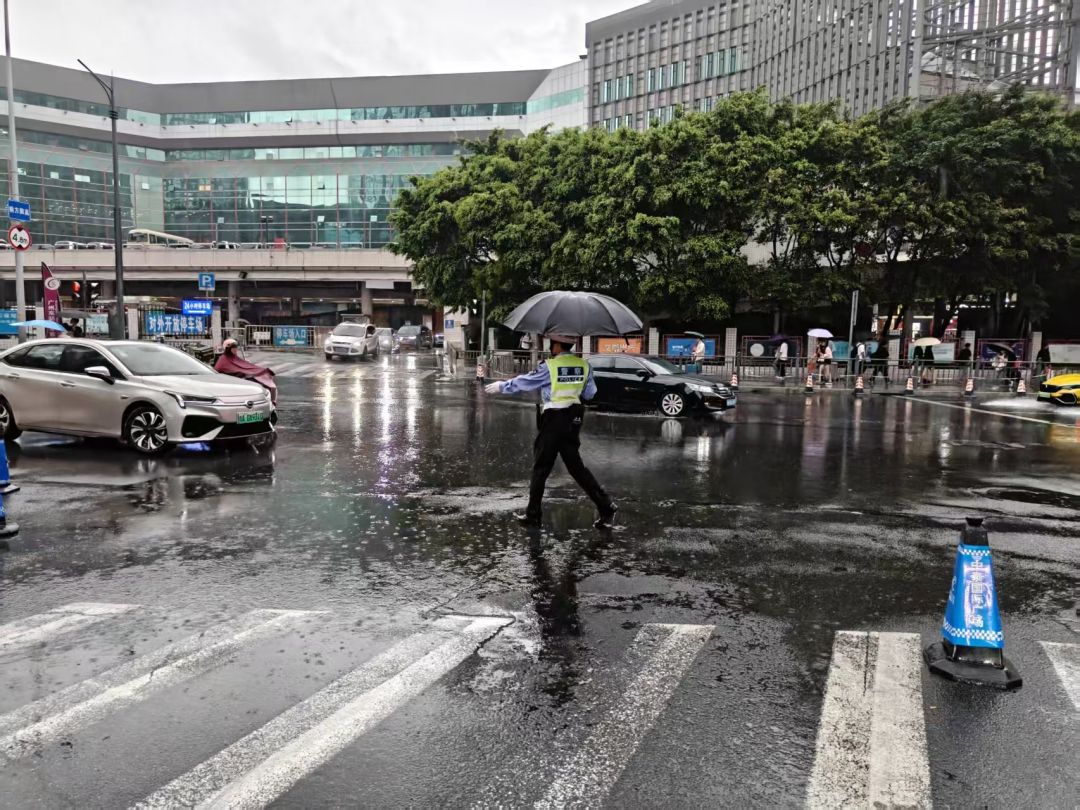 交通疏导人员在雨中指挥交通