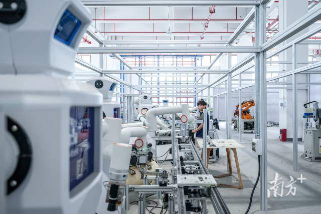 1：利事丰开了佛山首个“机器人超市”。廖明璨 摄