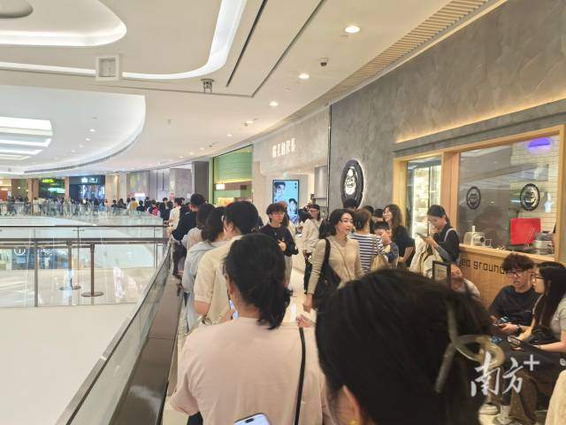 排队入场的人很多