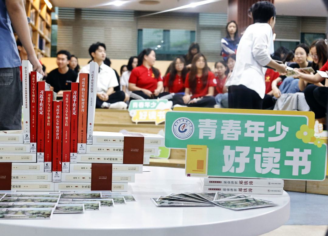 “青春年少好读书”主题读书会
4月23日是世界读书日。上午,广州中医药大学第二十二届校园读书节开幕式在大学城校区图书馆一楼大厅举行。本届读书节以“承铁涛精神 启岐黄新篇”为主题,紧扣新中国中医药高等教育70周年与国医大师邓铁涛教授诞辰110周年等重要节点,现场重磅发布国医大师邓铁涛数字图书馆,以阅读传承中医药文化、弘扬大师精神。学校党委常委、纪委书记林奕娇,邓铁涛教授家属邓中光教授、陈安琳老师,邓铁涛教授亲传弟子刘小斌教授,相关职能部门、二级学院负责人及师生代表参加活动。
林奕娇书记在致辞中强调,全体师生要以读书节为契机,在阅读中感悟中医药文化精髓,汲取奋进力量,把阅读成果转化为干事创业、求学成才的强大动力,为高质量发展、中医药传承创新和健康中国建设贡献智慧与力量。刘小斌教授现场致辞,勉励广大师生珍惜学习平台,深读经典、精研医术、涵养医德,努力成为新时代高素质中医药人才,以实际行动传承邓铁涛教授精神。
作为本届读书节核心成果,国医大师邓铁涛数字图书馆正式发布。该平台系统整合邓铁涛教授著作、医案、影像等珍贵史料,运用数字化技术实现永久保存、便捷检索、高效利用,为全面研究、传承、弘扬邓铁涛教授学术思想与人文精神搭建了重要载体,让大师精神在数字时代永续传承、广泛传播。开幕式上举行邓铁涛教授家属捐赠仪式。邓中光教授、陈安琳老师向图书馆捐赠邓铁涛教授1967年手书《纪念白求恩》珍贵墨宝。
现场还举行了2025年度“最牛读者”颁奖仪式及“芯经典”线上阅读活动颁奖仪式,一批热爱阅读、成绩突出的师生受到表彰。洪佳明老师六度蝉联“最牛读者”榜首,充分展现了广中医人勤学善读、追求卓越的良好风貌。活动以榜样引领风尚,进一步营造了爱读书、读好书、善读书的浓厚校园氛围。
随后,与会领导共同启动开幕装置,宣布广州中医药大学第二十二届校园读书节正式开幕。
开幕式后,“青春年少好读书”主题读书会在图书馆四楼特藏馆举行。活动通过主题朗诵、专家领读、师生共读、心得分享等形式,深入研读《悬壶济世邓铁涛》,感悟大师精神、交流读书体会。林奕娇书记出席活动并作总结讲话,引导广大青年学子在阅读中坚定理想、锤炼品格、增长才干,让书香浸润青春成长之路。
文/广州日报新花城记者:王婧 通讯员:广中宣
图/广州日报新花城记者:高鹤涛 通讯员:广中宣
广州日报新花城编辑: