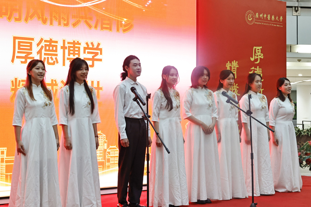 全体师生齐唱校歌
4月23日是世界读书日。上午,广州中医药大学第二十二届校园读书节开幕式在大学城校区图书馆一楼大厅举行。本届读书节以“承铁涛精神 启岐黄新篇”为主题,紧扣新中国中医药高等教育70周年与国医大师邓铁涛教授诞辰110周年等重要节点,现场重磅发布国医大师邓铁涛数字图书馆,以阅读传承中医药文化、弘扬大师精神。学校党委常委、纪委书记林奕娇,邓铁涛教授家属邓中光教授、陈安琳老师,邓铁涛教授亲传弟子刘小斌教授,相关职能部门、二级学院负责人及师生代表参加活动。
林奕娇书记在致辞中强调,全体师生要以读书节为契机,在阅读中感悟中医药文化精髓,汲取奋进力量,把阅读成果转化为干事创业、求学成才的强大动力,为高质量发展、中医药传承创新和健康中国建设贡献智慧与力量。刘小斌教授现场致辞,勉励广大师生珍惜学习平台,深读经典、精研医术、涵养医德,努力成为新时代高素质中医药人才,以实际行动传承邓铁涛教授精神。
作为本届读书节核心成果,国医大师邓铁涛数字图书馆正式发布。该平台系统整合邓铁涛教授著作、医案、影像等珍贵史料,运用数字化技术实现永久保存、便捷检索、高效利用,为全面研究、传承、弘扬邓铁涛教授学术思想与人文精神搭建了重要载体,让大师精神在数字时代永续传承、广泛传播。开幕式上举行邓铁涛教授家属捐赠仪式。邓中光教授、陈安琳老师向图书馆捐赠邓铁涛教授1967年手书《纪念白求恩》珍贵墨宝。
现场还举行了2025年度“最牛读者”颁奖仪式及“芯经典”线上阅读活动颁奖仪式,一批热爱阅读、成绩突出的师生受到表彰。洪佳明老师六度蝉联“最牛读者”榜首,充分展现了广中医人勤学善读、追求卓越的良好风貌。活动以榜样引领风尚,进一步营造了爱读书、读好书、善读书的浓厚校园氛围。
随后,与会领导共同启动开幕装置,宣布广州中医药大学第二十二届校园读书节正式开幕。
开幕式后,“青春年少好读书”主题读书会在图书馆四楼特藏馆举行。活动通过主题朗诵、专家领读、师生共读、心得分享等形式,深入研读《悬壶济世邓铁涛》,感悟大师精神、交流读书体会。林奕娇书记出席活动并作总结讲话,引导广大青年学子在阅读中坚定理想、锤炼品格、增长才干,让书香浸润青春成长之路。
文/广州日报新花城记者:王婧 通讯员:广中宣
图/广州日报新花城记者:高鹤涛 通讯员:广中宣
广州日报新花城编辑: