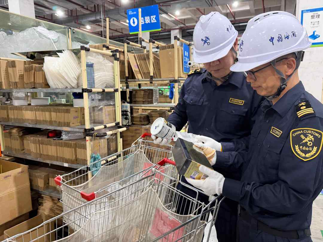 广州海关所属南沙海关关员在南沙综保区跨境电商仓库对分拣的商品进行监管(霍昱彤 摄)