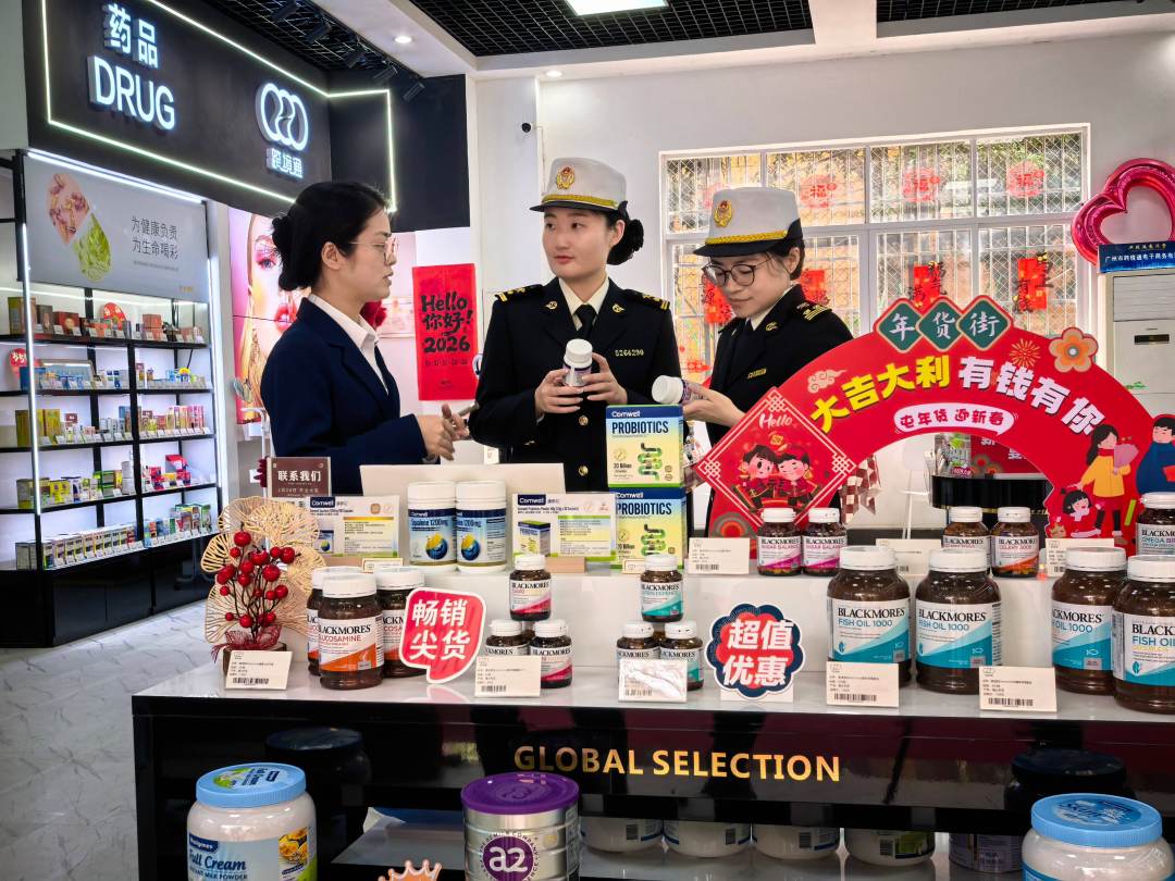 穗东海关关员到跨境电商保税体验店调研“前店后仓”业务开展情况 张海龙摄
