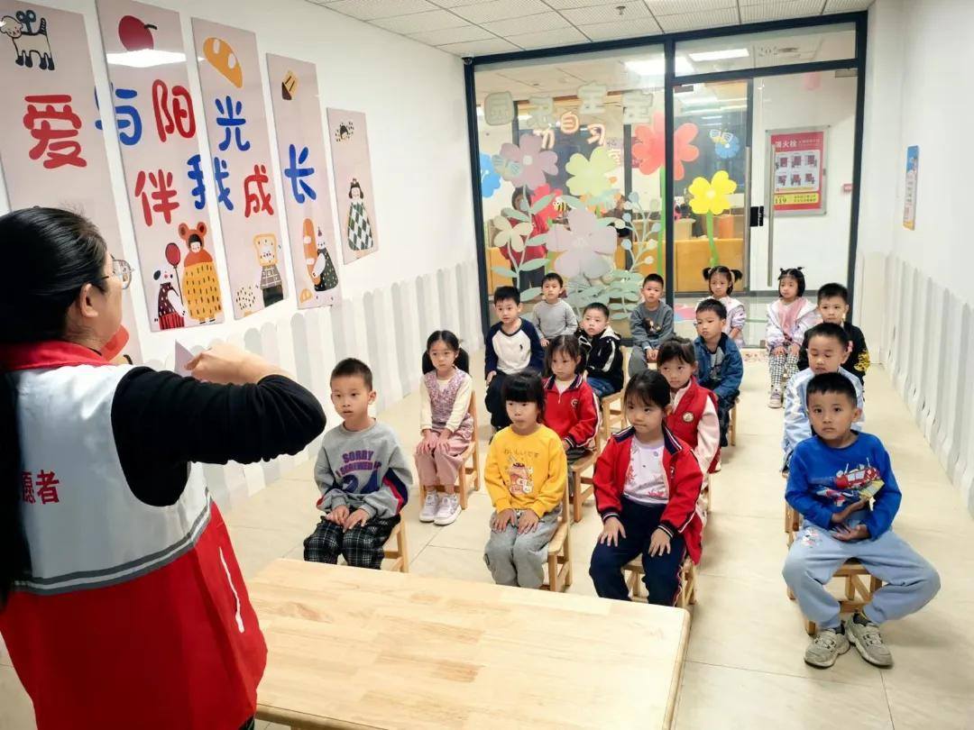 韶关市新丰县西城社区新时代文明实践站利用“四点半”课堂传唱客家童谣