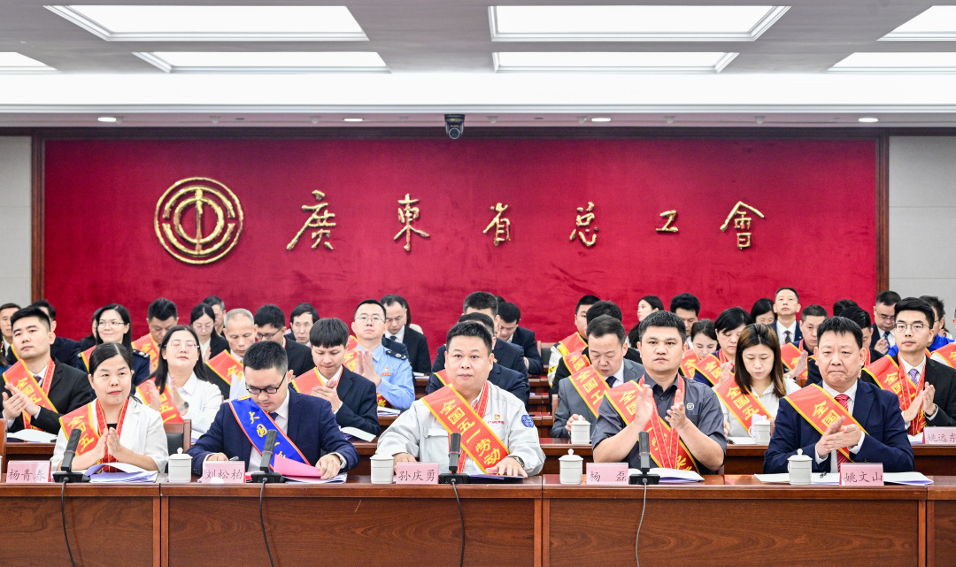 来自全省各地各行业的62名劳模工匠代表出席了本次座谈会。图/广州日报新花城记者:廖雪明