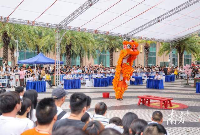 比赛现场鼓点激昂，将非遗魅力展现得淋漓尽致。