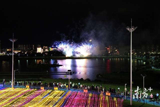五一期间，璀璨灯海已点亮，浪漫烟花等你赏。黄滢 摄