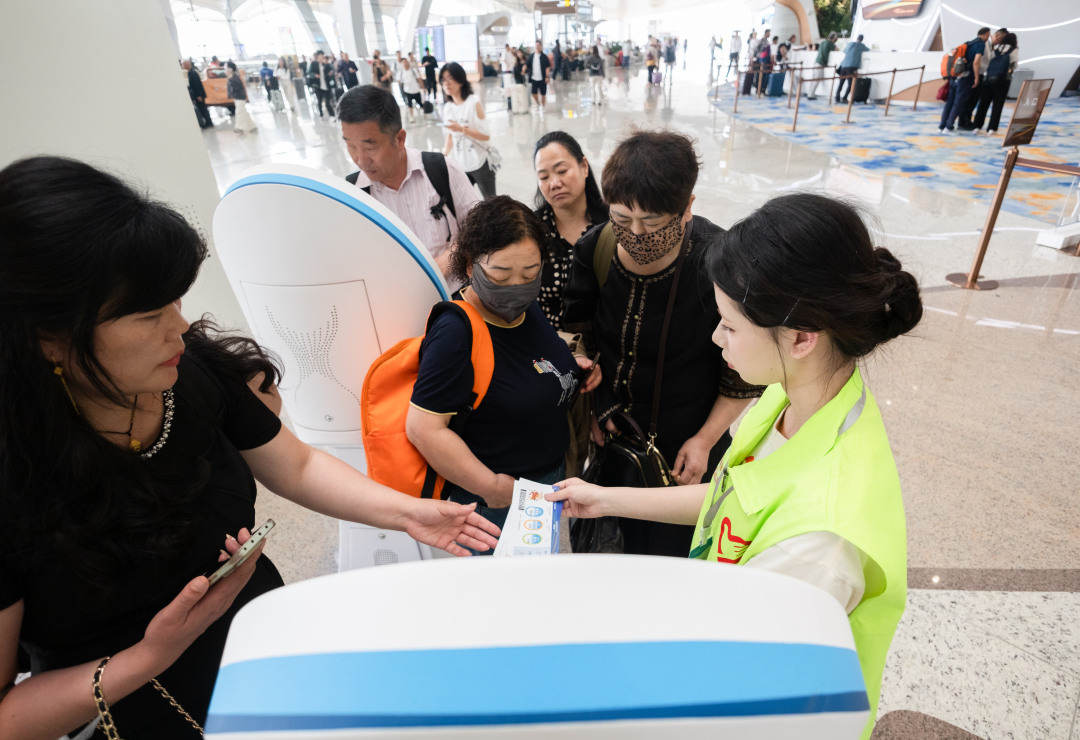 图说:7日上午,白云机场T3航站楼,志愿者协助旅客自助值机。
5月7日起,T1航站楼11家国内航司整体转场至T3航站楼运行。投入运行近22年的T1航站楼关闭,暂时告别旅客。同时,地铁机场南站和城际白云机场南站(T1)暂时无法通行。
7日上午,T3总体运行平稳、秩序良好。T3航站楼里,明显客流量增加了。多位旅客反映,新的航站楼,自助值机和拖运设备增加,办理手续更方便了。还有旅客赞叹,T3航站楼里非常漂亮时尚。
文/广州日报新花城记者:李妍图/广州日报新花城记者:庄小龙