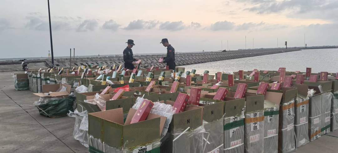 图片3.执法员清点涉案香烟