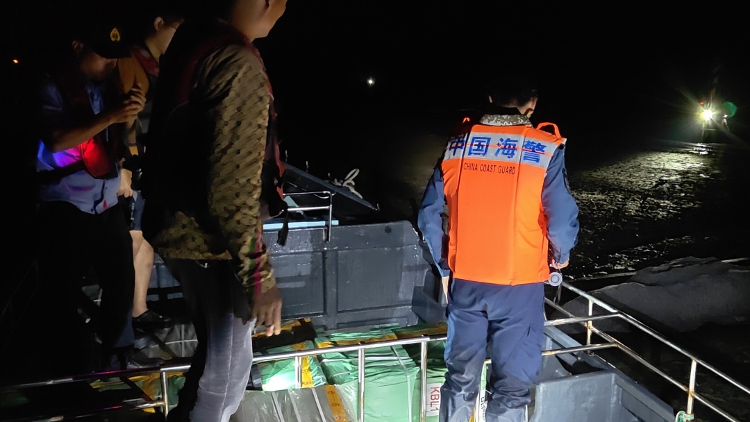 图片1. 执法员进行登临检查