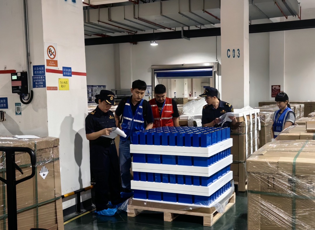 图为:广州海关所属肇庆海关关员对出口锂电池组包装进行查检 (1)