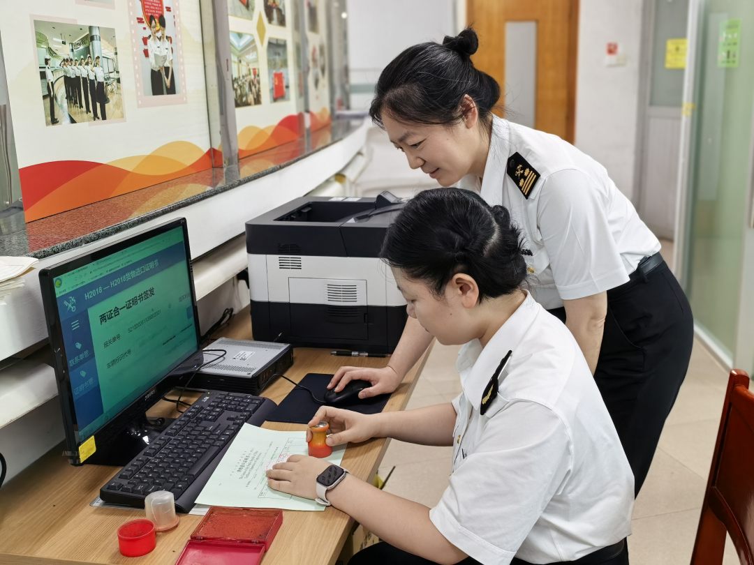 5月12日,黄埔海关所属新沙海关关员对“两证合一”改革实施后的货物进口证明书(汽车、摩托车)进行核对签发。