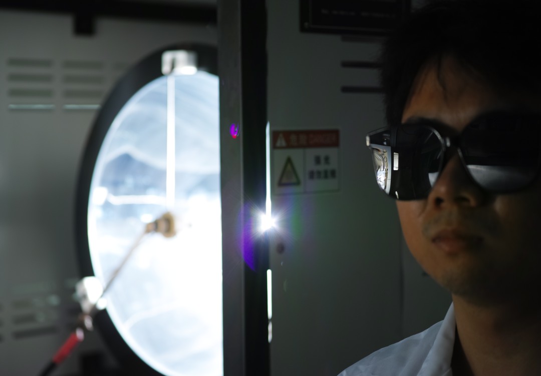 科研人员正在操作聚光太阳能热解装置12KW聚焦太阳光模拟器。