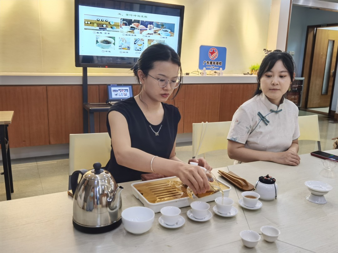 青年夜校学员轻执茶器静心冲泡,以茶汤温润疗愈心灵,沉淀心绪缓解生活压力。