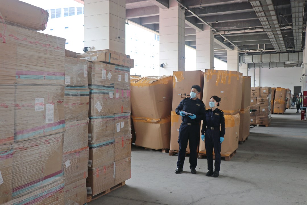 4.广州海关所属广州白云机场海关关员在“双前置”货站对跨境电商出口货物进行监管