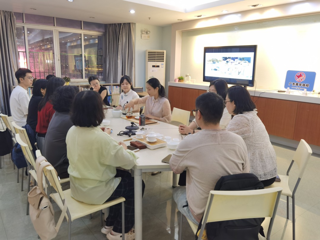 广州市青年文化宫开展茶艺静心技能提升课,以传统茶艺为载体,助力青年情绪调适,以茶道涵养心灵、舒缓压力。