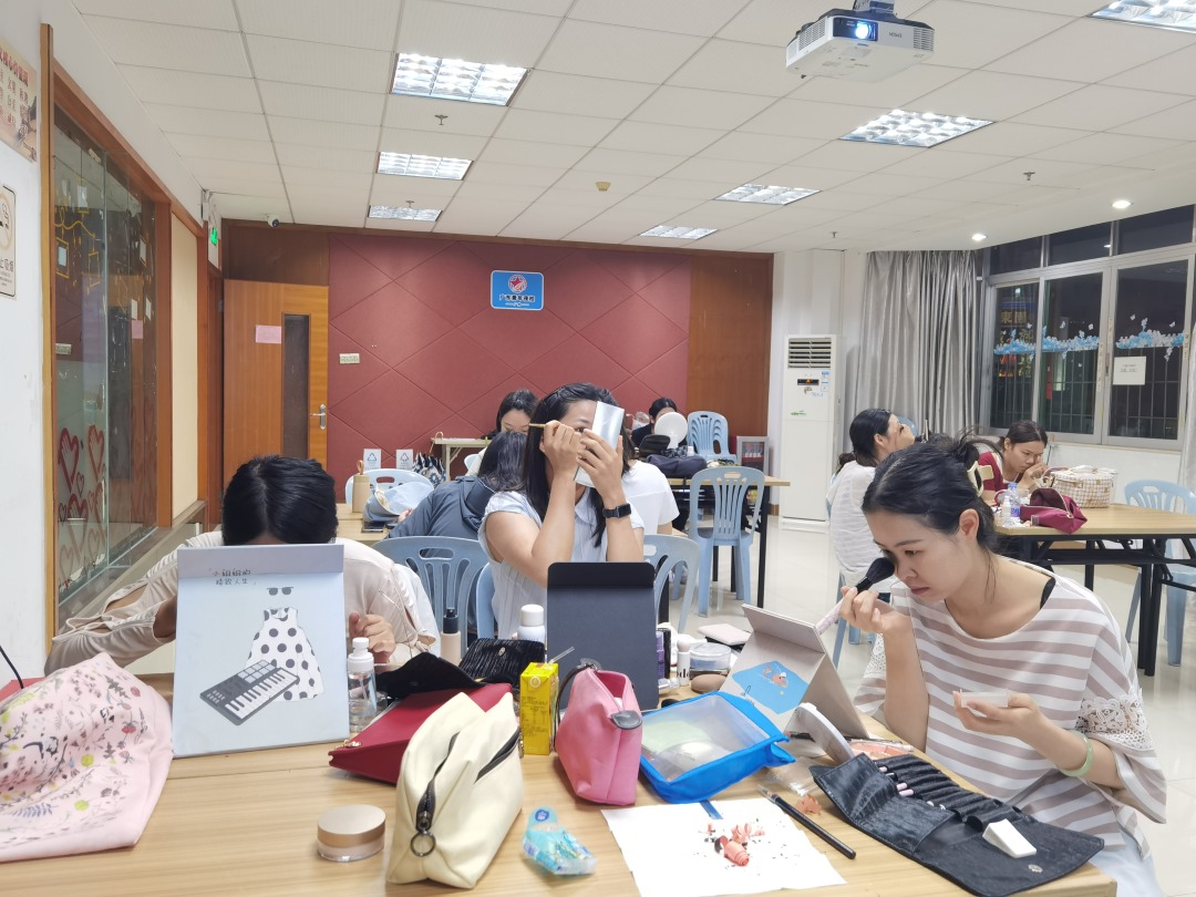 广州市青年文化宫开展美妆赋能技能提升课,以美妆造型为载体,提升青年形象气质,增强青年自信与社交气场。