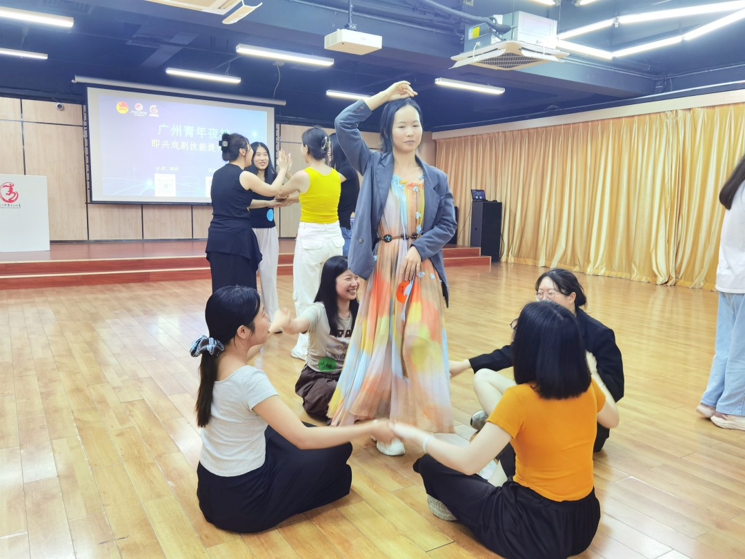 青年夜校学员投入演绎即兴对手戏,以无剧本创作自在表达,释放情绪、轻松社交。