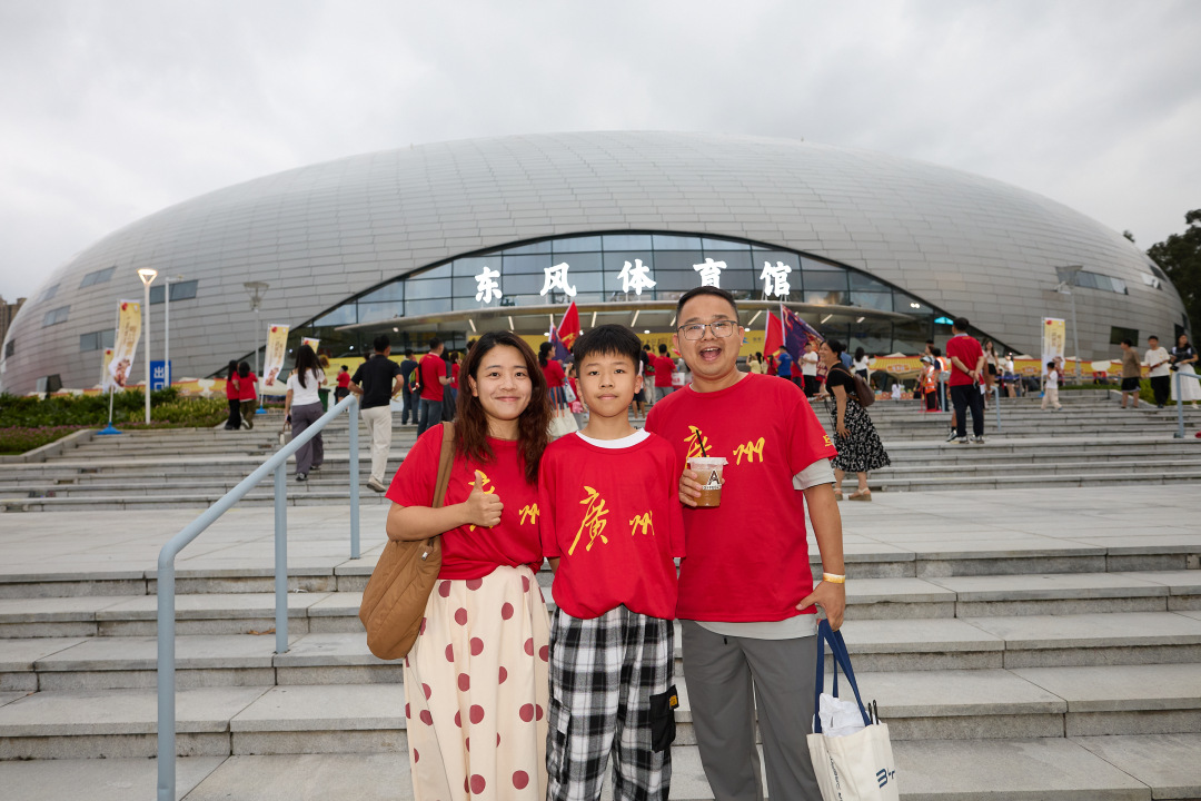 5月16日晚,广东省城市篮球联赛(粤BA)第8轮常规赛迎来一场焦点战,广州队在主场花都东风体育馆迎战江门队,这是广州队本赛季首次将粤BA主场设在花都。
经过激烈角逐,最终,广州队以86比62击败江门队,取得七连胜。