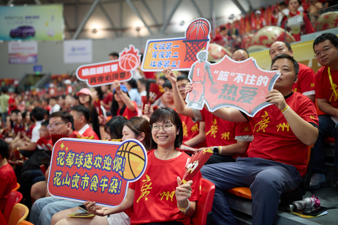 5月16日晚,广东省城市篮球联赛(粤BA)第8轮常规赛迎来一场焦点战,广州队在主场花都东风体育馆迎战江门队,这是广州队本赛季首次将粤BA主场设在花都。
经过激烈角逐,最终,广州队以86比62击败江门队,取得七连胜。