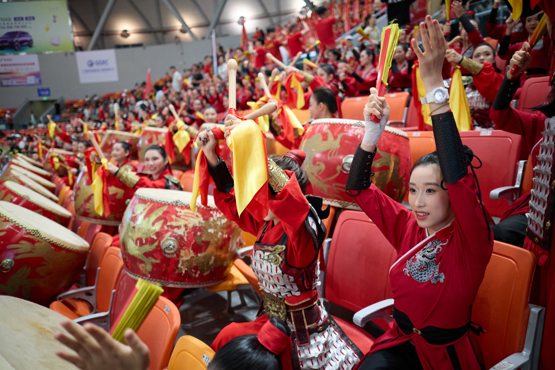 5月16日晚,广东省城市篮球联赛(粤BA)第8轮常规赛迎来一场焦点战,广州队在主场花都东风体育馆迎战江门队,这是广州队本赛季首次将粤BA主场设在花都。
经过激烈角逐,最终,广州队以86比62击败江门队,取得七连胜。