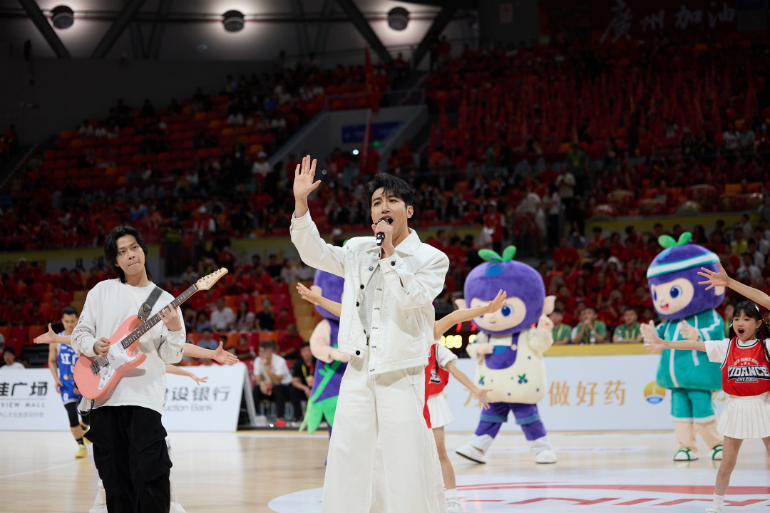 5月16日晚,广东省城市篮球联赛(粤BA)第8轮常规赛迎来一场焦点战,广州队在主场花都东风体育馆迎战江门队,这是广州队本赛季首次将粤BA主场设在花都。
经过激烈角逐,最终,广州队以86比62击败江门队,取得七连胜。