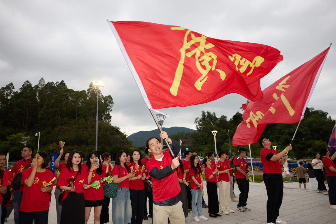 5月16日晚,广东省城市篮球联赛(粤BA)第8轮常规赛迎来一场焦点战,广州队在主场花都东风体育馆迎战江门队,这是广州队本赛季首次将粤BA主场设在花都。
经过激烈角逐,最终,广州队以86比62击败江门队,取得七连胜。