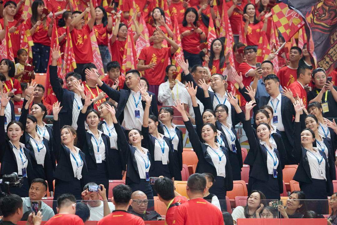 5月16日晚,广东省城市篮球联赛(粤BA)第8轮常规赛迎来一场焦点战,广州队在主场花都东风体育馆迎战江门队,这是广州队本赛季首次将粤BA主场设在花都。
经过激烈角逐,最终,广州队以86比62击败江门队,取得七连胜。