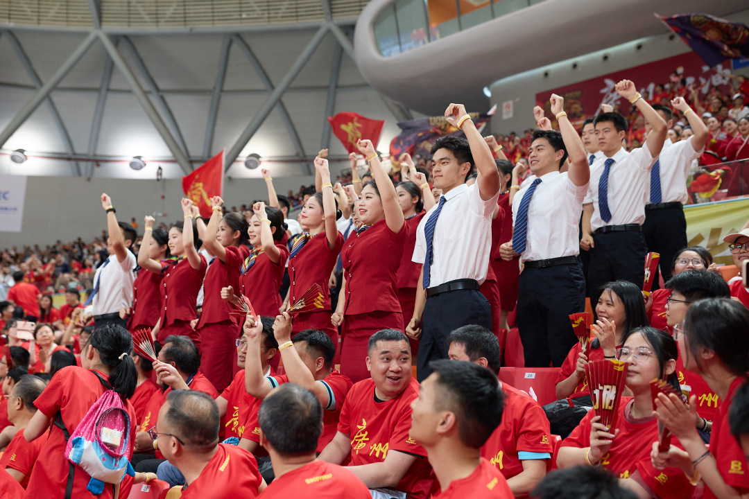 5月16日晚,广东省城市篮球联赛(粤BA)第8轮常规赛迎来一场焦点战,广州队在主场花都东风体育馆迎战江门队,这是广州队本赛季首次将粤BA主场设在花都。
经过激烈角逐,最终,广州队以86比62击败江门队,取得七连胜。