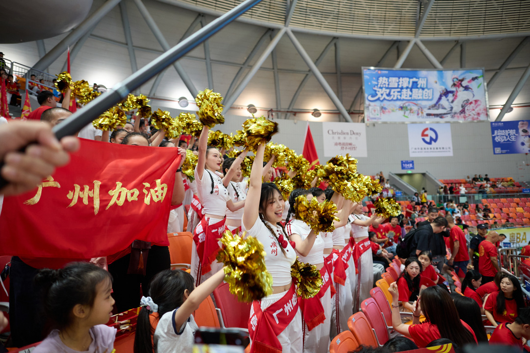 5月16日晚,广东省城市篮球联赛(粤BA)第8轮常规赛迎来一场焦点战,广州队在主场花都东风体育馆迎战江门队,这是广州队本赛季首次将粤BA主场设在花都。
经过激烈角逐,最终,广州队以86比62击败江门队,取得七连胜。