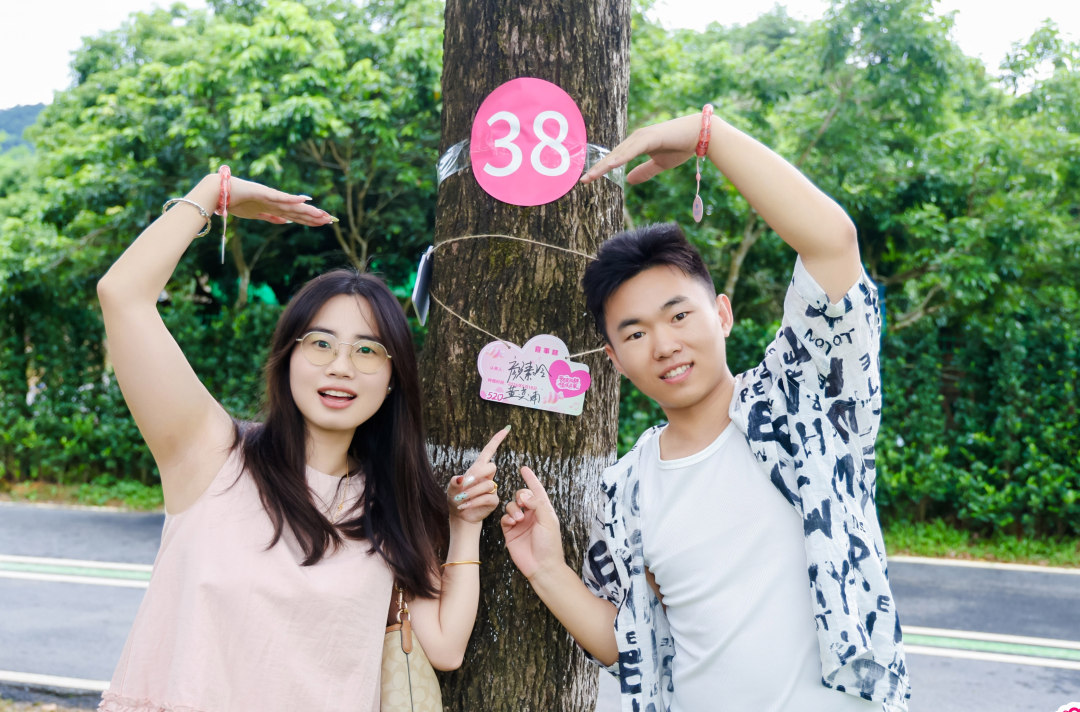 新人在“喜事林”挂牌认养姻缘树。