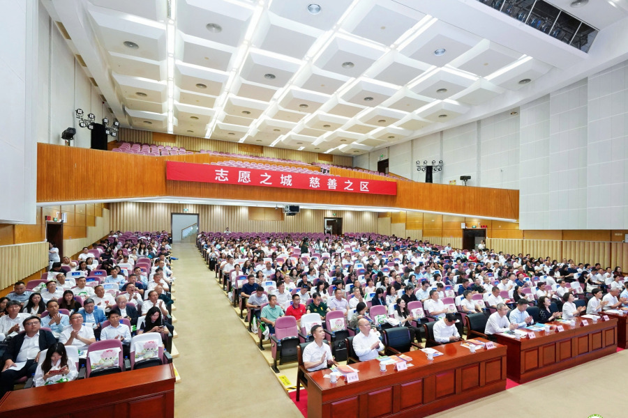5月18日,番禺区会议中心大礼堂爱心涌动、温情流淌,“慈善之区 幸福番禺”2025年番禺慈善榜样致敬答谢暨2026年番禺区“6